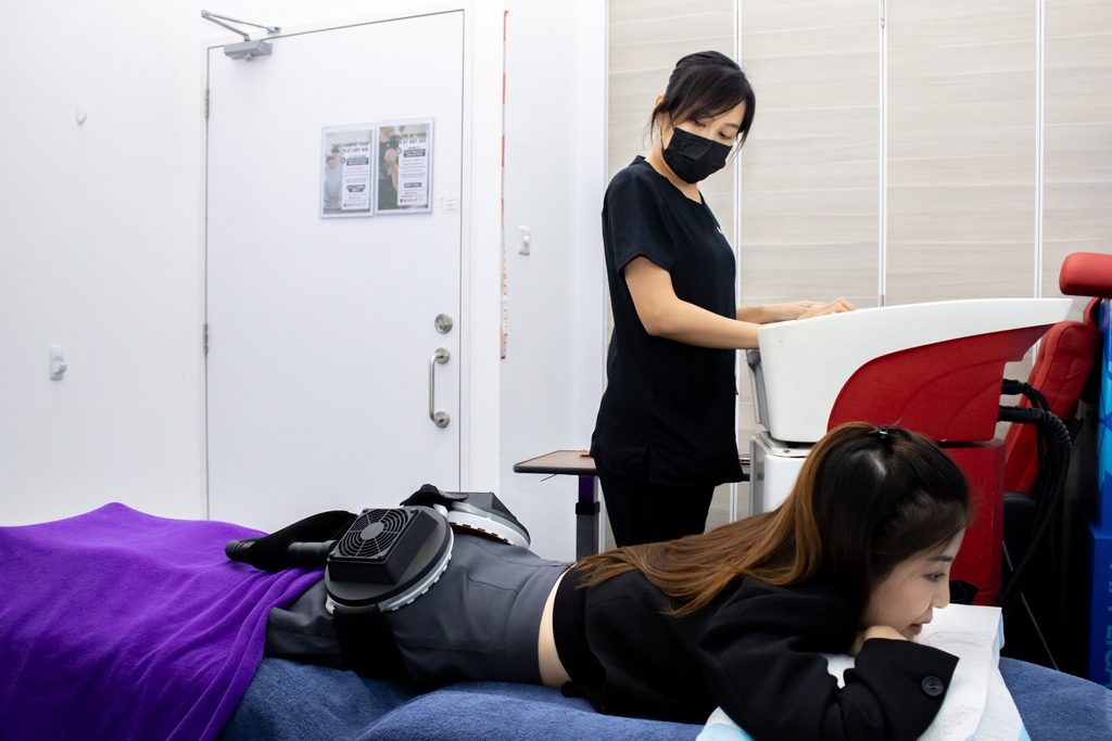 Halley Body Slimming Clinic | Tesla Muscle Former Prestige: How Non-Invasive Muscle Toning Can Help Shape Your Glutes Tesla Muscle Former Prestige treatment on butt